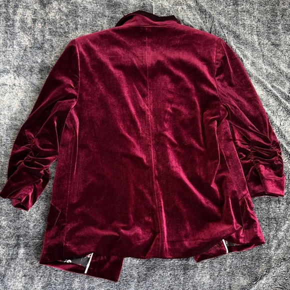 Skies Are Blue Velvet Blazer in Deep Burgundy - Picture 3 of 3
